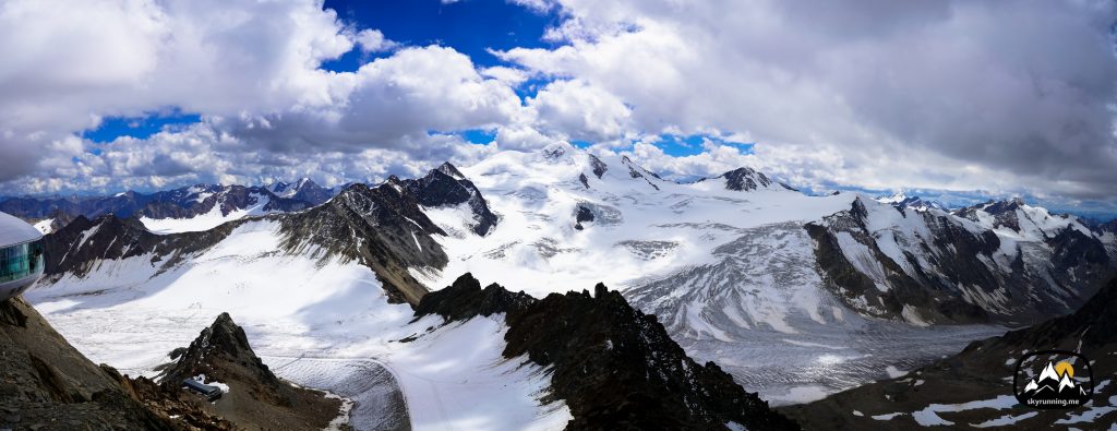 Ausblick vom Café 3440 auf das ewige Eis des Pitztaler Gletschers